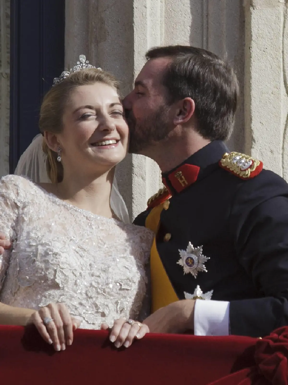  LUXEMBOURG, LUXEMBOURG: Prince Guillaume, hereditary Grand-Duke of Luxembourg and Belgian Countess Stephanie de Lannoy kiss at the balcony of Luxembourg Grand-Ducal palace after the religious marriage of Crown Prince Guillaume of Luxembourg and Princess Stephanie, Saturday 20 October 2012, in Luxembourg city. The marriage celebrations last two days.  PUBLICATIONxINxGERxSUIxAUTxHUNxONLY