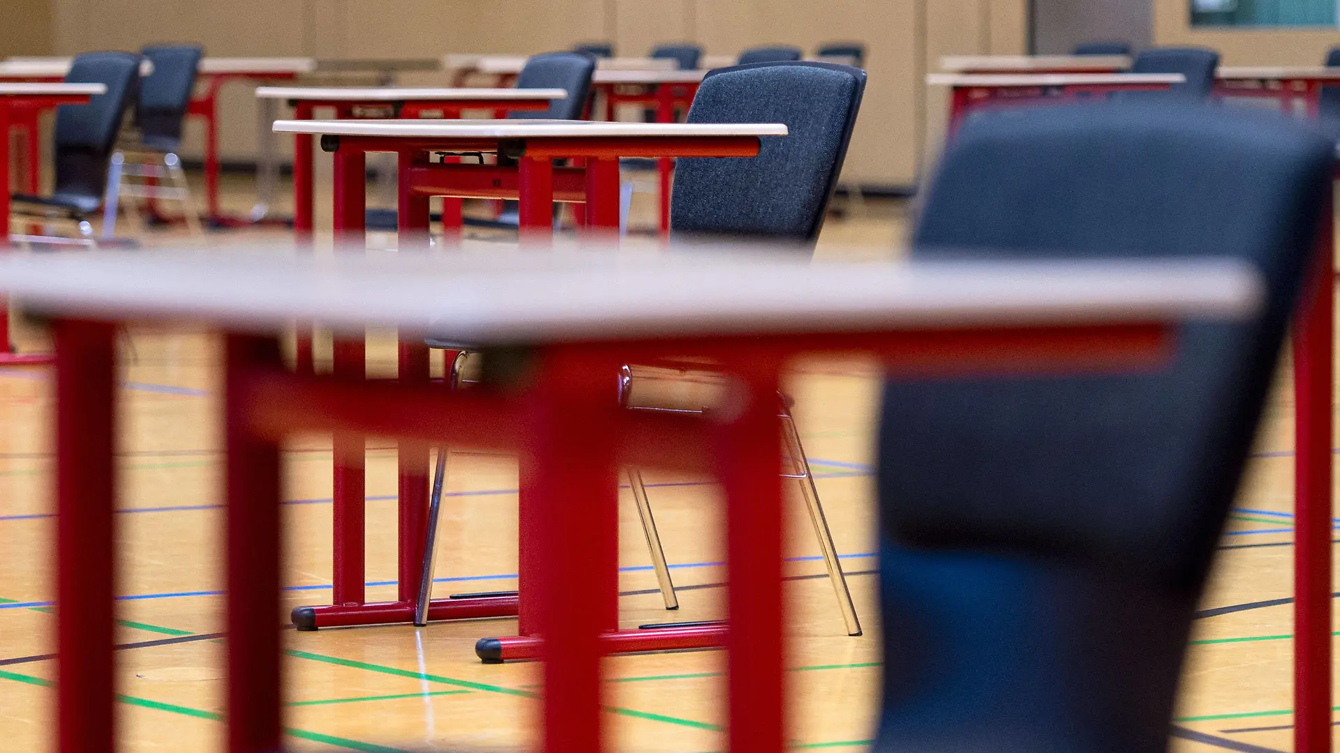 Bünde, Deutschland 11.05.2020: Feature Abitur in der Coronakrise 2020 Im Jahr 2020 werden die schriftlichen Abiturklausuren am Bünder Gymnasium am Markt in der Sporthalle mit den vorgeschriebenen Hygienerichtlinien geschrieben. Im Bild: Sitzplätze mit Mindestabstand. , Bünde Nordrhein-Westfalen Deutschland Gymnasium am Markt *** Bünde, Germany 11 05 2020 Feature Abitur in the Corona Crisis 2020 In 2020, the written Abitur exams at Bünde Gymnasium am Markt will be written in the gymnasium with the prescribed hygiene guidelines In the picture Seats with minimum distance , Bünde Nordrhein Westfalen Deutschland Gymnasium am Markt