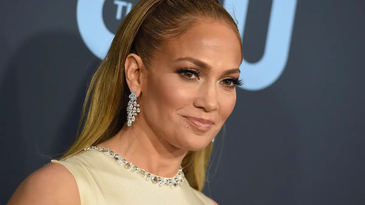 ARCHIV - 12.01.2020, USA, Santa Monica: Schauspielerin Jennifer Lopez kommt zur Verleihung der Critics· Choice Movie Awards. Jennifer Lopez und weitere Stars haben mit einer Benefiz-Aktion in der Corona-Krise Geld für Bedürftige in der von der Pandemie besonders hart getroffenen Metropole New York gesammelt. Foto: Jordan Strauss/Invision/AP/dpa +++ dpa-Bildfunk +++