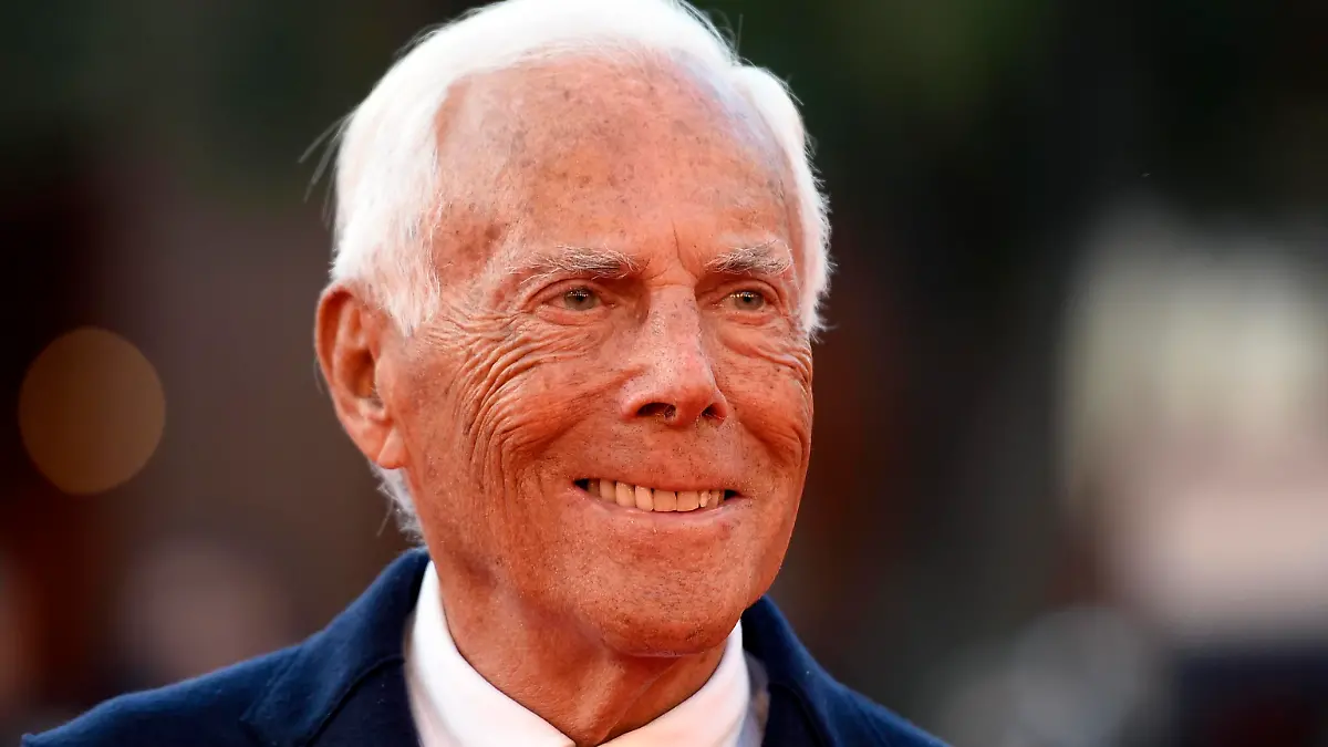 ARCHIV - 26.10.2018, Italien, Rom: Der italienische Modedesigner Giorgio Armani kommt zur Premiere des Films "La Grande Guerra" auf dem 13. Filmfestival in Rom. (zu dpa Giorgio Armani: Weniger Tempo, mehr bleibende Werte sind gefragt) Foto: Claudio Onorati/ANSA/dpa +++ dpa-Bildfunk +++
