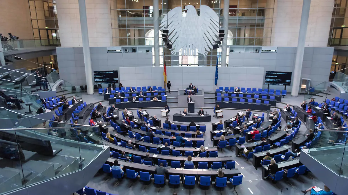  Berlin, Plenarsitzung im Bundestag Deutschland, Berlin - 07.05.2020: Im Bild ist der Plenarsaal vor der Befragung der Bundesregierung im deutschen Bundestag zu sehen. Berlin Bundestag Berlin Deutschland *** Berlin, Plenary Session in the Bundestag Germany, Berlin 07 05 2020 The picture shows the plenary hall before the questioning of the Federal Government in the German Bundestag Berlin Bundestag Berlin Germany