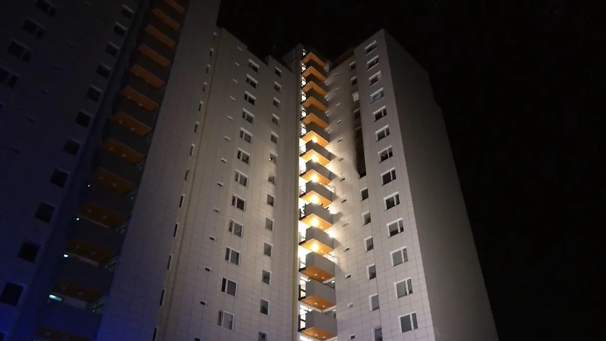 Das Feuer brach im 10. Obergeschoss eines 16-stöckigen Hochhauses in Bremen aus.