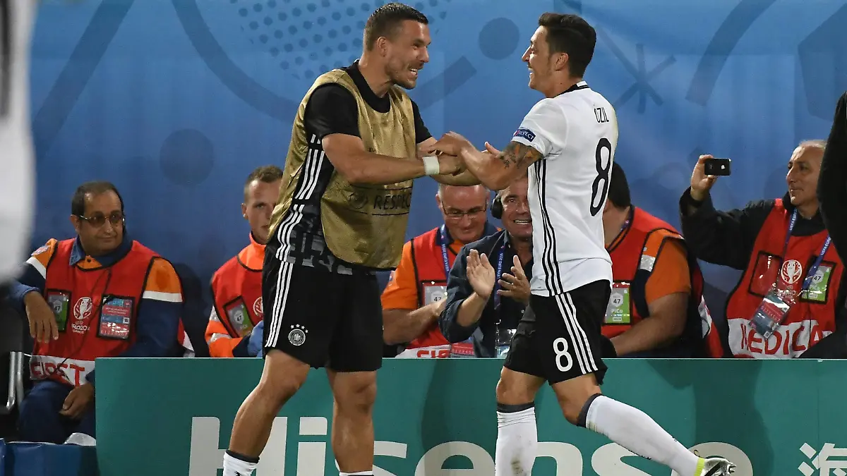 02.07.2016, xpsx, Fussball Europameisterschaft, 2016, Viertelfinale, Deutschland - Italien, emspor, v.l. Lukas Podolski (Deutsche Fussball Nationalmannschaft DFB), Mesut Oezil (Deutsche Fussball Nationalmannschaft DFB) celebrate the goal, Torjubel zum 1:0 Bordeaux

02 07 2016 xpsx Football European Championship 2016 Quarter-finals Germany Italy emspor v l Lukas Podolski German Football national team DFB Mesut Oezil German Football national team DFB Celebrate The Goal goal celebration to 1 0 Bordeaux  