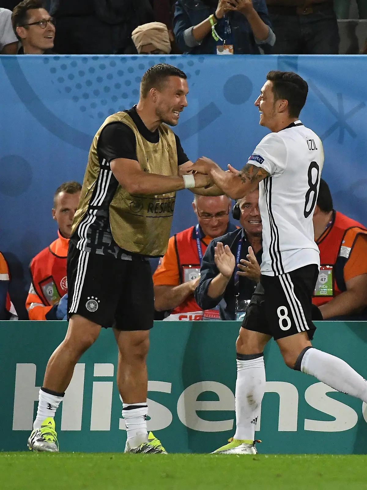 02.07.2016, xpsx, Fussball Europameisterschaft, 2016, Viertelfinale, Deutschland - Italien, emspor, v.l. Lukas Podolski (Deutsche Fussball Nationalmannschaft DFB), Mesut Oezil (Deutsche Fussball Nationalmannschaft DFB) celebrate the goal, Torjubel zum 1:0 Bordeaux

02 07 2016 xpsx Football European Championship 2016 Quarter-finals Germany Italy emspor v l Lukas Podolski German Football national team DFB Mesut Oezil German Football national team DFB Celebrate The Goal goal celebration to 1 0 Bordeaux  