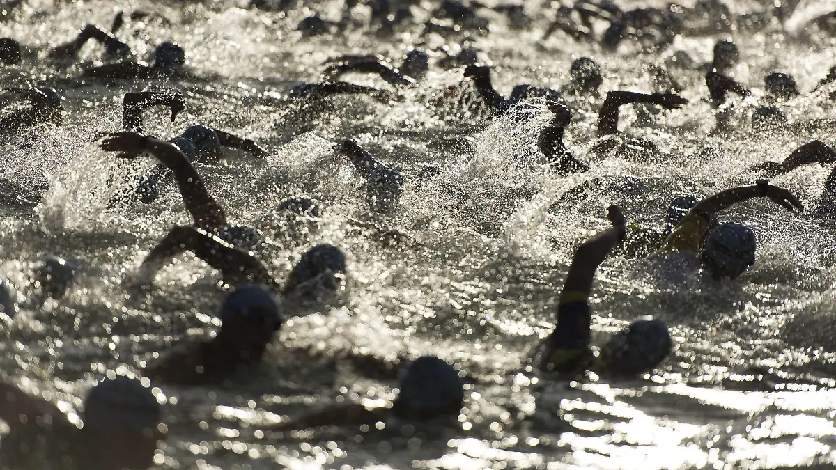 Sport Bilder des Tages October 13, 2018 - Kailua-Kona, Hawaii, U.S. - Age-group male swim race for the Ironman World Championships. Ironman World Championships 2018 PUBLICATIONxINxGERxSUIxAUTxONLY - ZUMA Cha 20181013_mda_r302_795 Copyright: xRonitxFahlx  