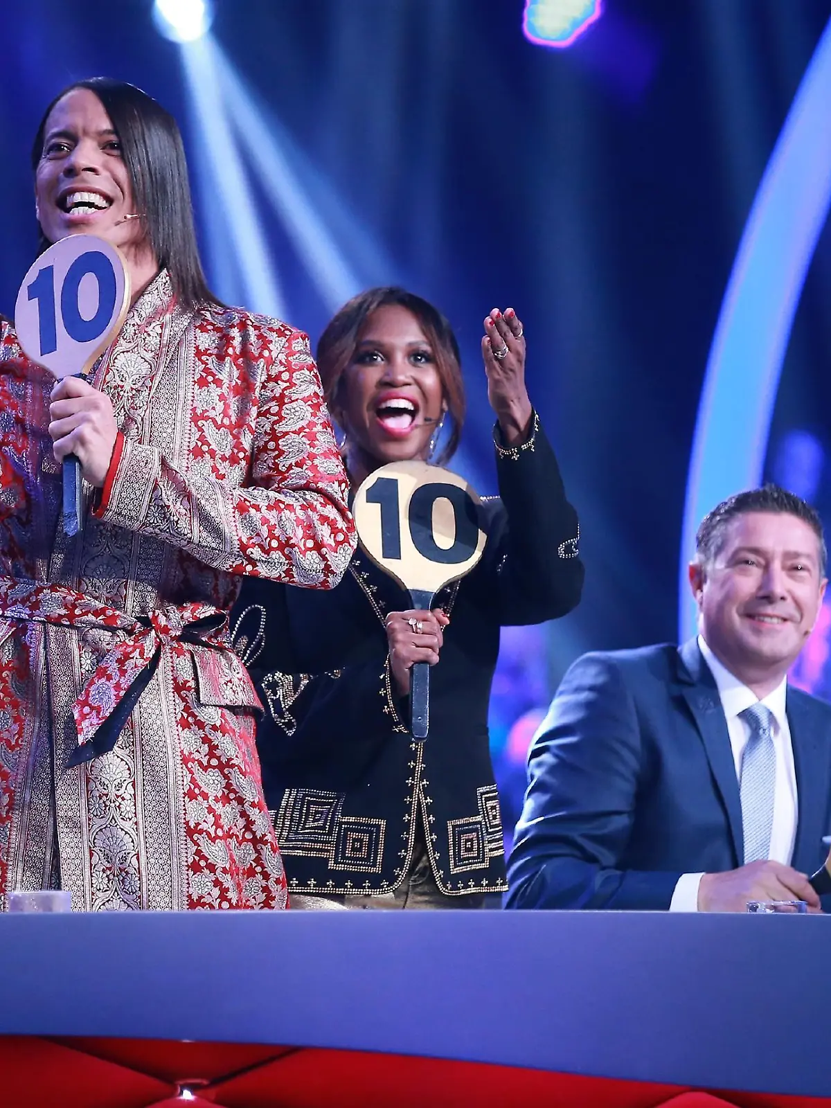 Die Jury vergibt 30 Punkte für den Tango von Jana Pallaske und Massimo Sinató. Vl.: Jorge Gonzalez, Motsi Mabuse und Joachim Llambi     Verwendung der Bilder für Online-Medien ausschließlich mit folgender Verlinkung:'Alle Infos zu 'Let's Dance' im Special bei RTL.de: http://www.rtl.de/cms/sendungen/lets-dance.html