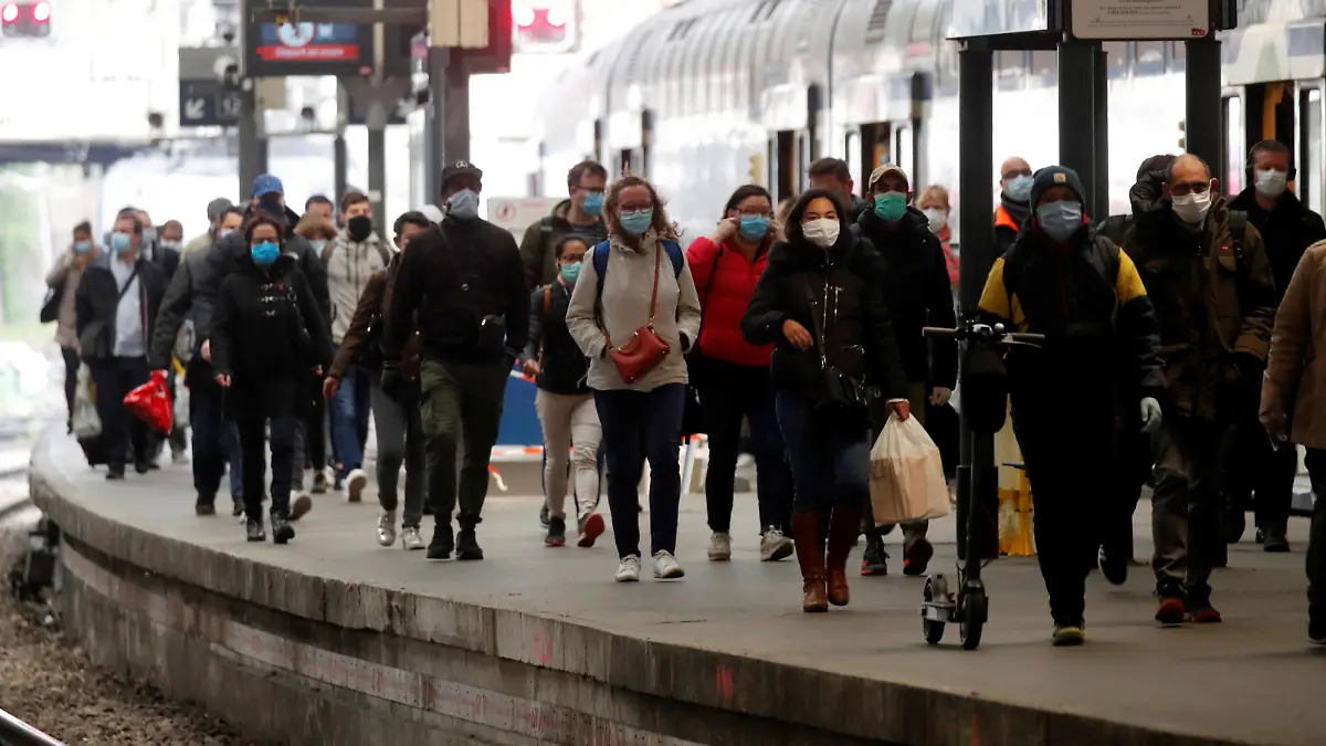 Commuters, wearing protective face masks, walk on a platform at the Saint-Lazare train station in Paris, on the first day mask usage is mandatory in public transport, after France begun a gradual end to a nationwide lockdown due to the coronavirus disease (COVID-19) in France, May 11, 2020. REUTERS/Charles Platiau