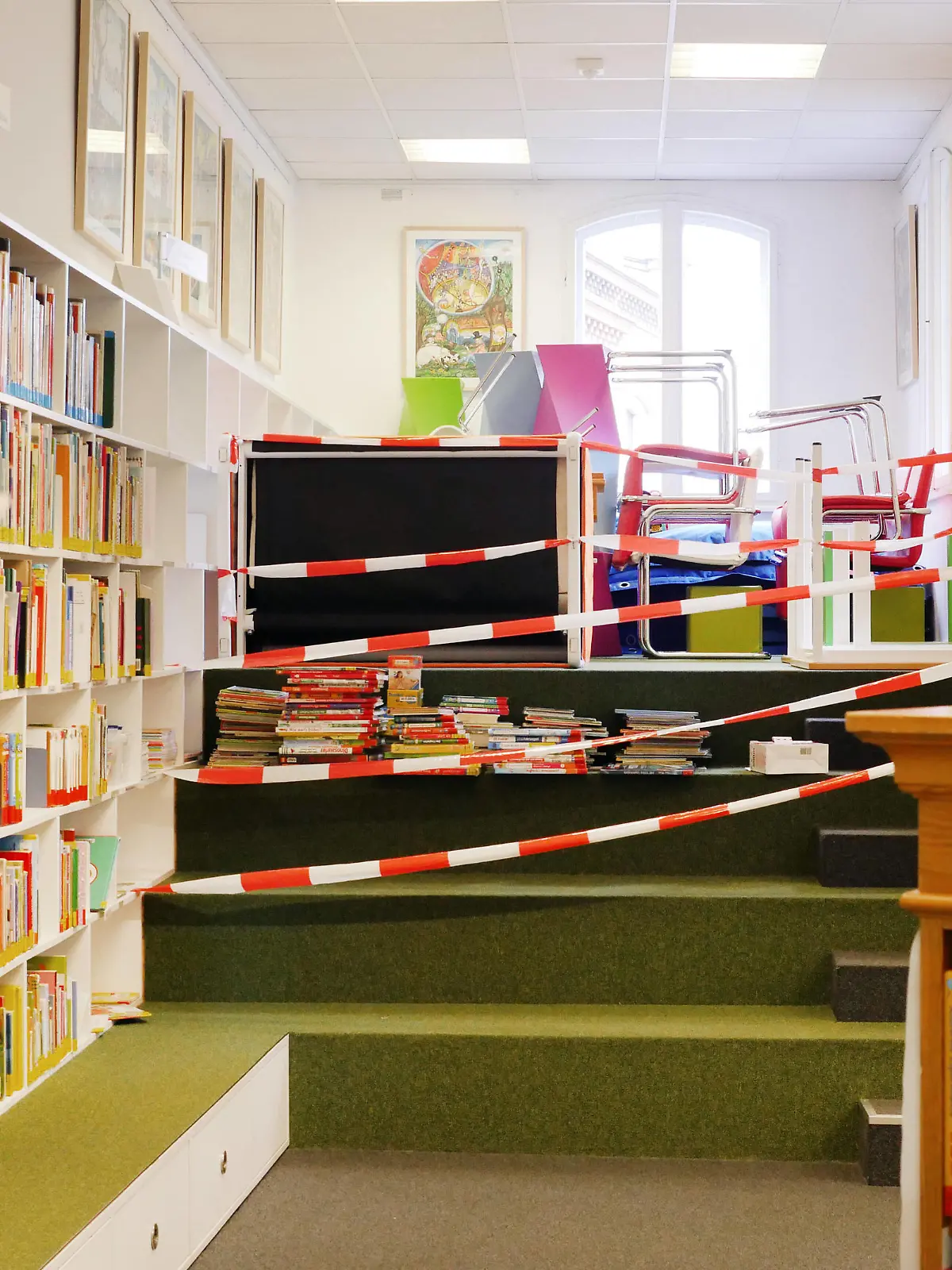 12.05.2020, Berlin - Deutschland. Die Stadtbibliotheken haben unter Auflagen wieder geöffnet, eine Maßnahme zur Lockerung der Einschränkungen während der Corona-Krise *** 12 05 2020, Berlin Germany The municipal libraries have reopened under conditions, a measure to ease restrictions during the Corona crisis 
