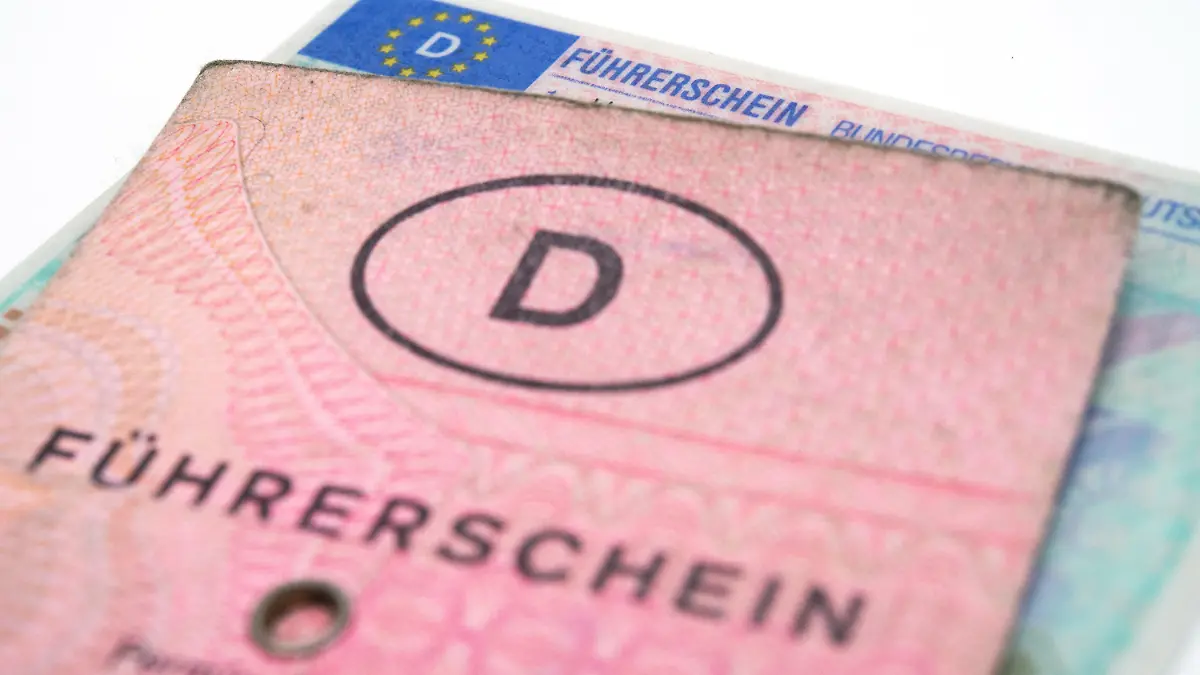 ARCHIV - 30.01.2017, Berlin: ILLUSTRATION - Ein «rosa Führerschein» (Papier-Führerscheinen) liegt auf einem neuen Führerschein-Exemplar. Nach Anfangsschwierigkeiten läuft der Umtausch alter Führerscheine gegen neue EU-genormte Dokumente in Sachsen-Anhalt weiterhin schleppend.(zu dpa «Führerscheinumtausche weiter holprig - aber verbessert») Foto: Andrea Warnecke/dpa-tmn/dpa +++ dpa-Bildfunk +++