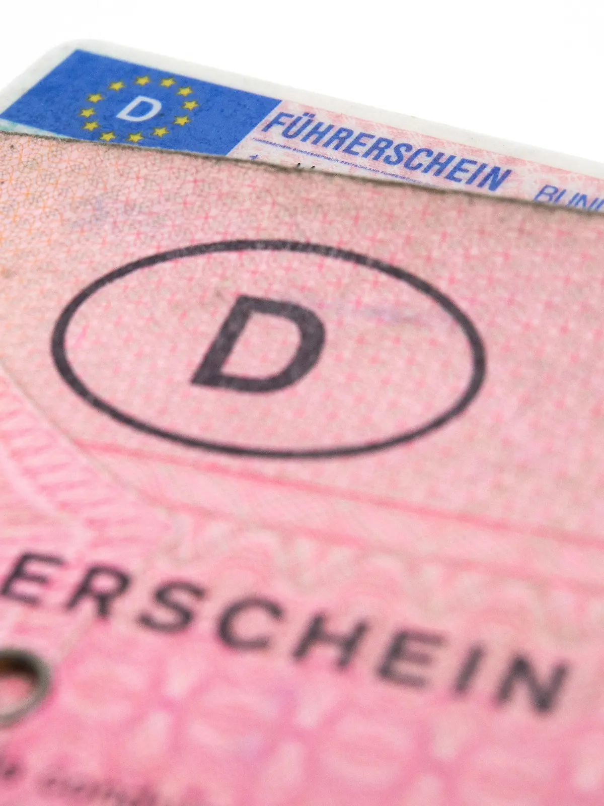 ARCHIV - 30.01.2017, Berlin: ILLUSTRATION - Ein «rosa Führerschein» (Papier-Führerscheinen) liegt auf einem neuen Führerschein-Exemplar. Nach Anfangsschwierigkeiten läuft der Umtausch alter Führerscheine gegen neue EU-genormte Dokumente in Sachsen-Anhalt weiterhin schleppend.(zu dpa «Führerscheinumtausche weiter holprig - aber verbessert») Foto: Andrea Warnecke/dpa-tmn/dpa +++ dpa-Bildfunk +++