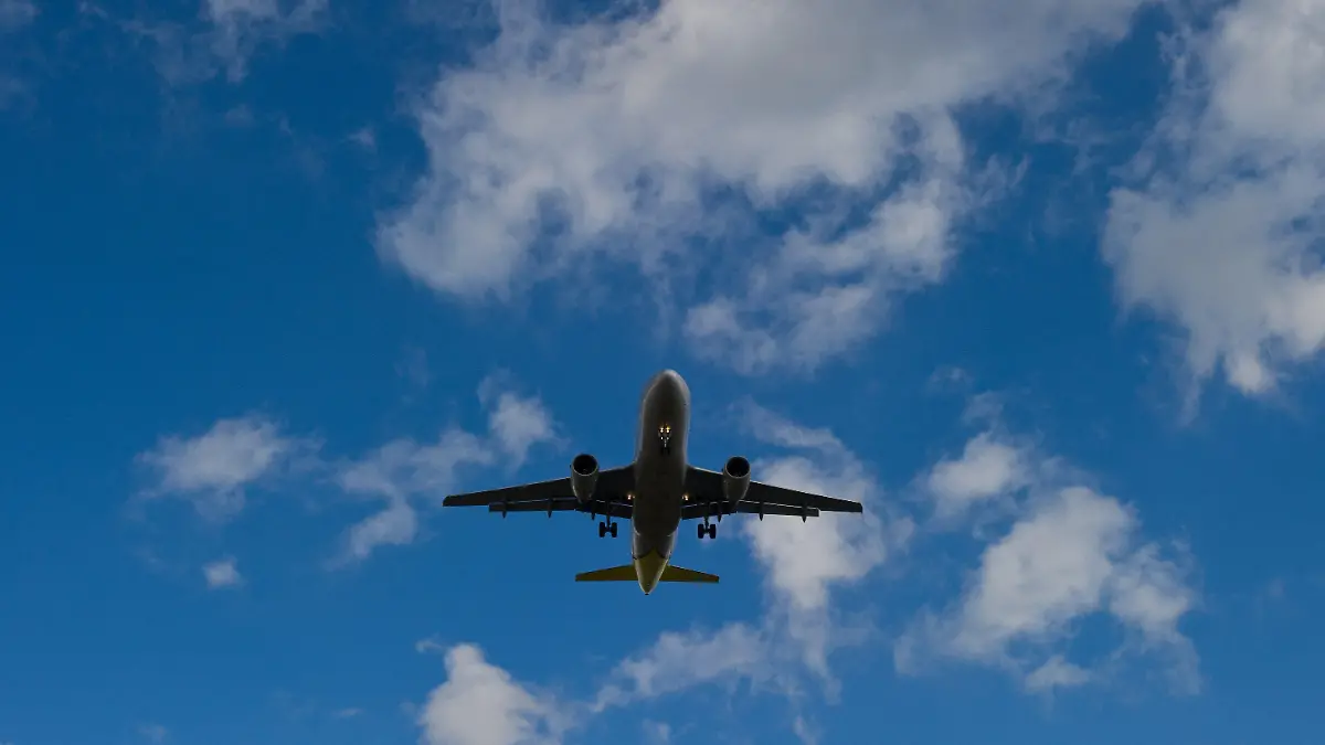 ARCHIV - Ein Passagierflugzeug befindet sich am 17.09.2010 im Landeanflug auf den Flugplatz Schönefeld bei Berlin. Die Flugticketsteuer für Starts in Deutschland, die 2011 empfindlich auf die Bilanzen drückte, wird zum neuen Jahr zumindest leicht gesenkt. Foto: Patrick Pleul dpa (zu dpa-Korr. vom 30.12.2011) +++(c) dpa - Bildfunk+++