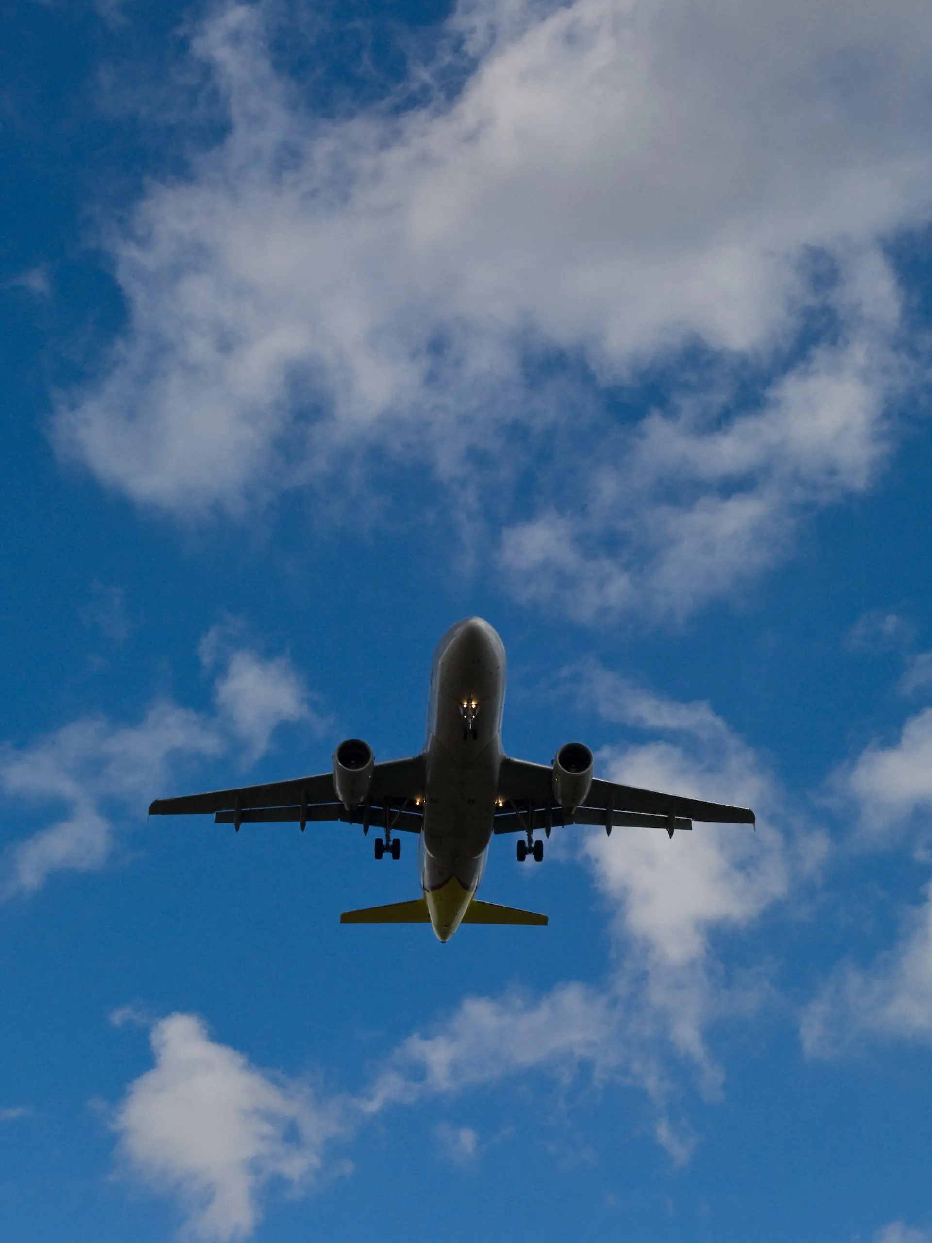 ARCHIV - Ein Passagierflugzeug befindet sich am 17.09.2010 im Landeanflug auf den Flugplatz Schönefeld bei Berlin. Die Flugticketsteuer für Starts in Deutschland, die 2011 empfindlich auf die Bilanzen drückte, wird zum neuen Jahr zumindest leicht gesenkt. Foto: Patrick Pleul dpa (zu dpa-Korr. vom 30.12.2011)  +++(c) dpa - Bildfunk+++