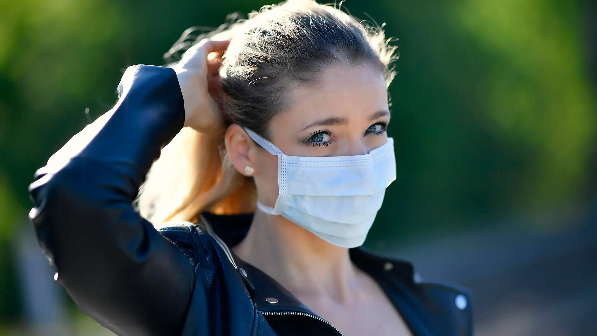 Frau mit Mundschutzmaske, Portrait, Corona-Krise, Stuttgart, Baden-Württemberg, Deutschland Coronavirus *** Woman with face mask, portrait, corona crisis, Stuttgart, Baden Württemberg, Germany Coronavirus