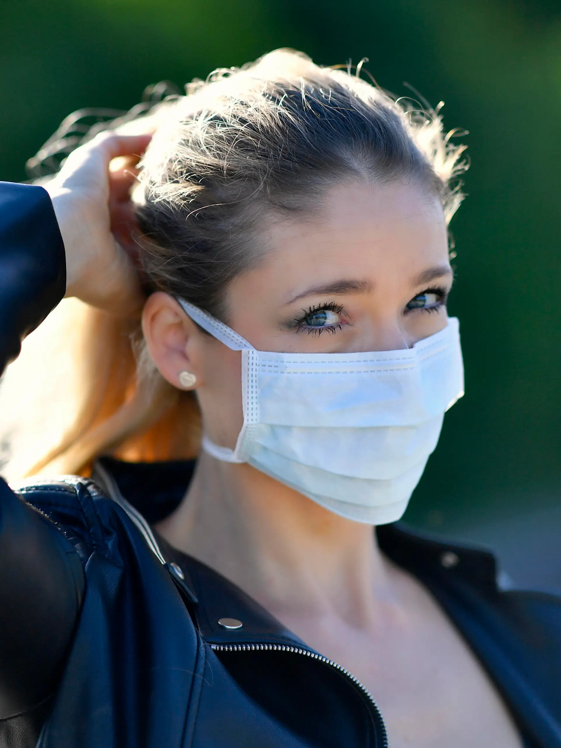 Frau mit Mundschutzmaske, Portrait, Corona-Krise, Stuttgart, Baden-Württemberg, Deutschland Coronavirus *** Woman with face mask, portrait, corona crisis, Stuttgart, Baden Württemberg, Germany Coronavirus 