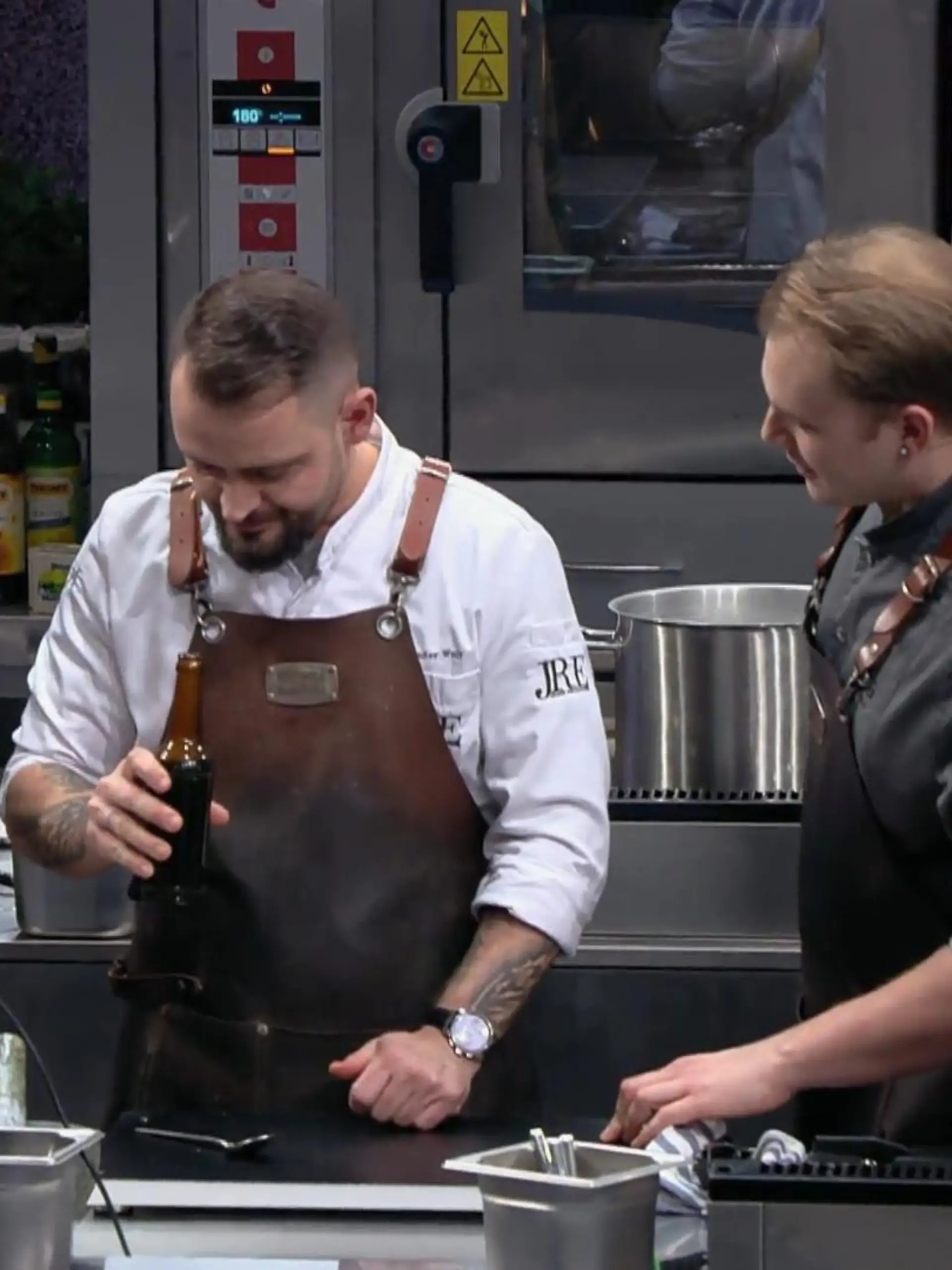 Bild zu: "Tim Mälzer lässt die Teams bei "ready to beef!" mit Waldmeisterbier kochen."