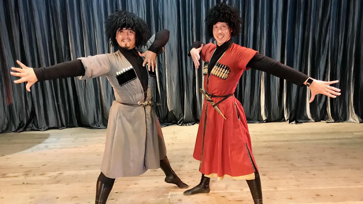 In Georgien tauchen die Profitänzer in eine neue Tanzwelt ein.