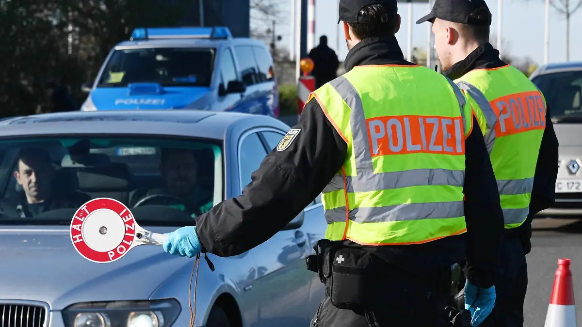 ARCHIV - 16.03.2020, Baden-Württemberg, Kehl: Am deutsch-französischen Grenzübergang in Kehl finden Grenzkontrollen statt. Die EU-Innenminister beraten sich in einer Videokonferenz unter anderem zu den in der Corona-Krise eingeführten Kontrollen. Foto: Uli Deck/dpa +++ dpa-Bildfunk +++
