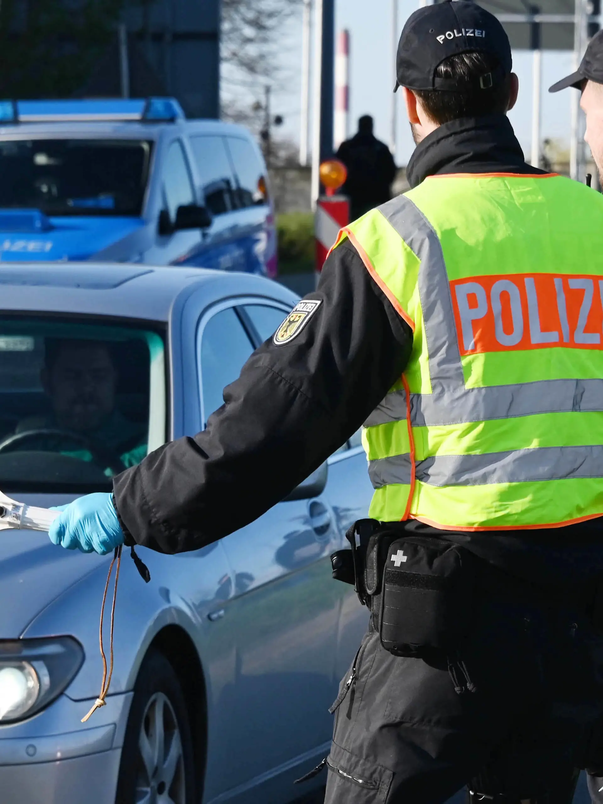 ARCHIV - 16.03.2020, Baden-Württemberg, Kehl: Am deutsch-französischen Grenzübergang in Kehl finden Grenzkontrollen statt. Die EU-Innenminister beraten sich in einer Videokonferenz unter anderem zu den in der Corona-Krise eingeführten Kontrollen. Foto: Uli Deck/dpa +++ dpa-Bildfunk +++