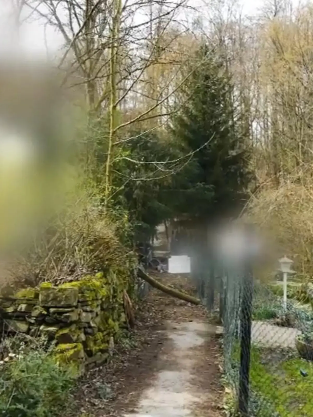 In Essen-Bredeney ist ordentlich was los: Den Weg zur Schule, den die Nachbarskinder jahrelang genutzt haben, wird nun als Privatweg unzugänglich. Dadurch müssen alle Anwohner knapp 1 Kilometer außen rum laufen und sind genervt. RTL hat beim Eigentümer geklingelt und die Stadt Essen zu dem Vorfall befragt.