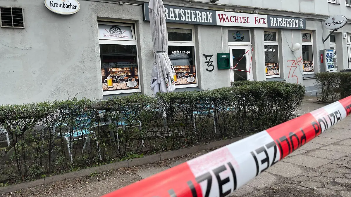 Polizeiabsperrungen macht das "Wachtel-Eck" vorerst unbegehbar.