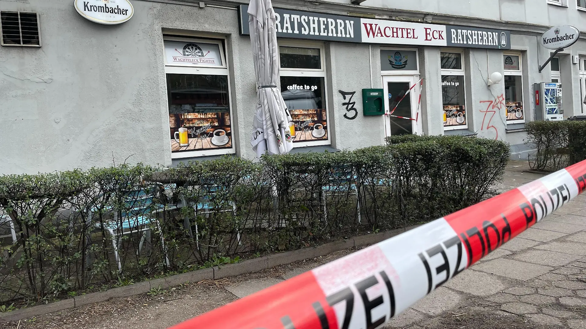 Polizeiabsperrungen macht das "Wachtel-Eck" vorerst unbegehbar.