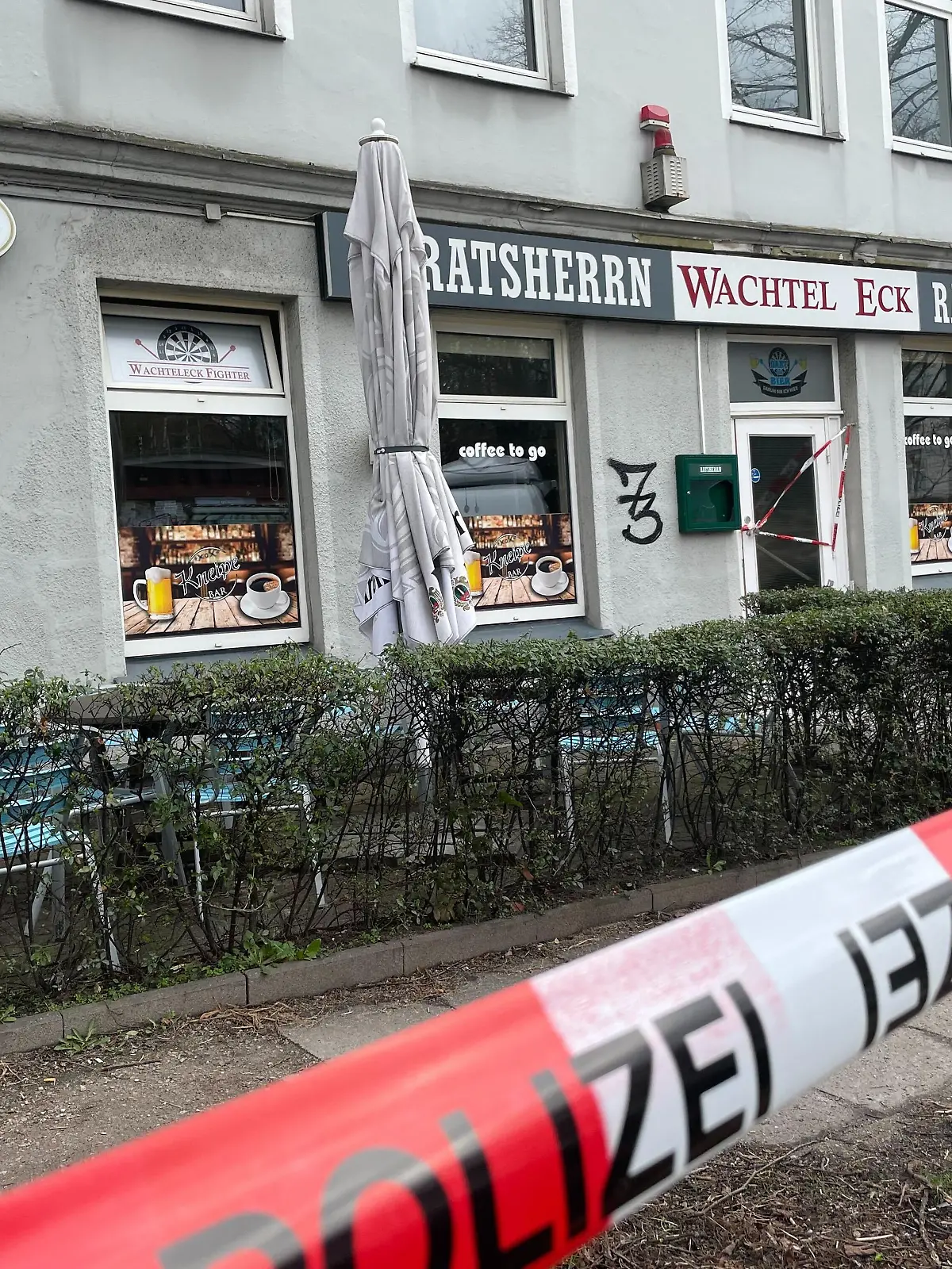 Polizeiabsperrungen macht das "Wachtel-Eck" vorerst unbegehbar.