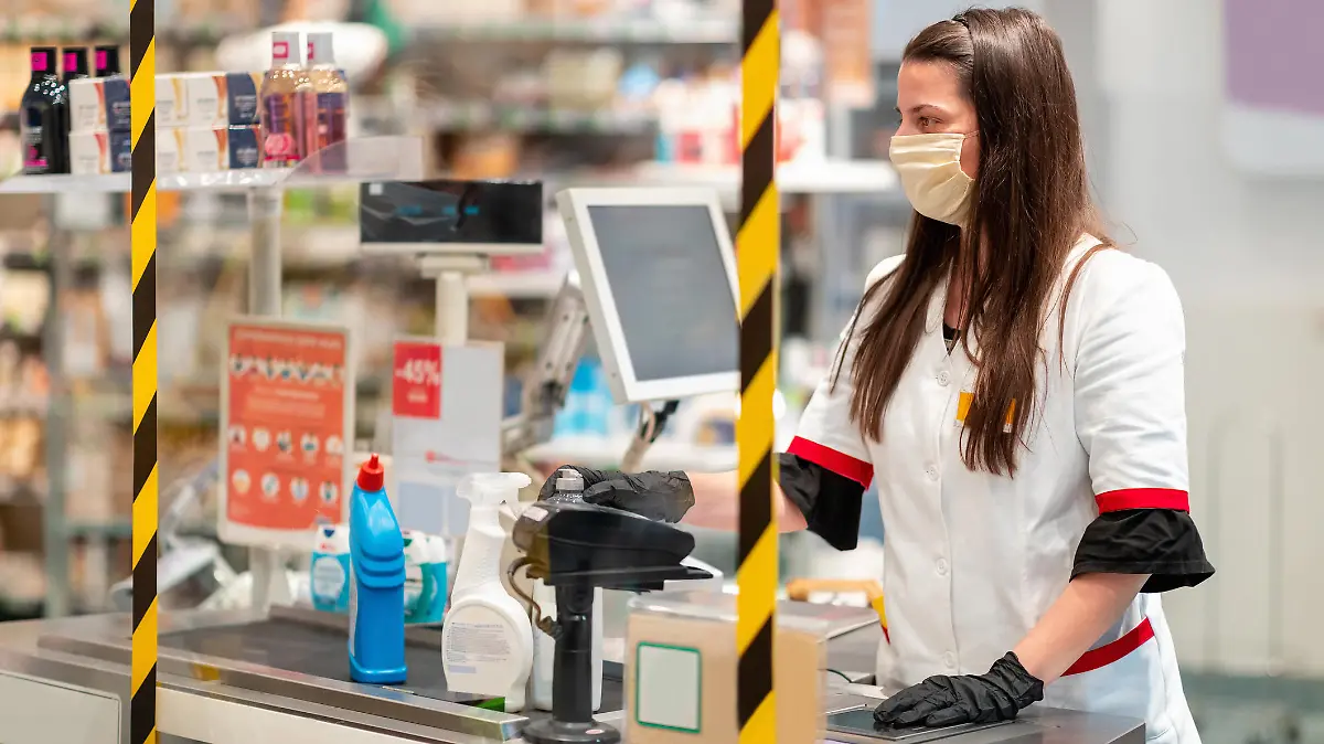 Kassiererin im Supermarkt zu Corona-Zeit