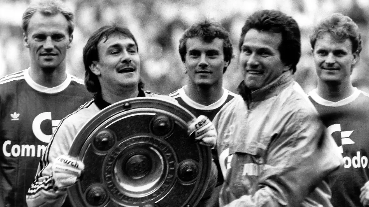 ARCHIV - Bayern-Torhüter Raimond Aumann (l, vorn) und Trainer Jupp Heynckes (r, vorne) laufen im heimischen Olympiastadion eine Ehrenrunde mit der eroberten Meisterschale (Archivfoto vom 17.06.1989). Foto: Martina Hellmann/dpa (zu dpa Hintergrund "Stationen und wichtige Titel von Jupp Heynckes" vom 06.04.2013) +++(c) dpa - Bildfunk+++