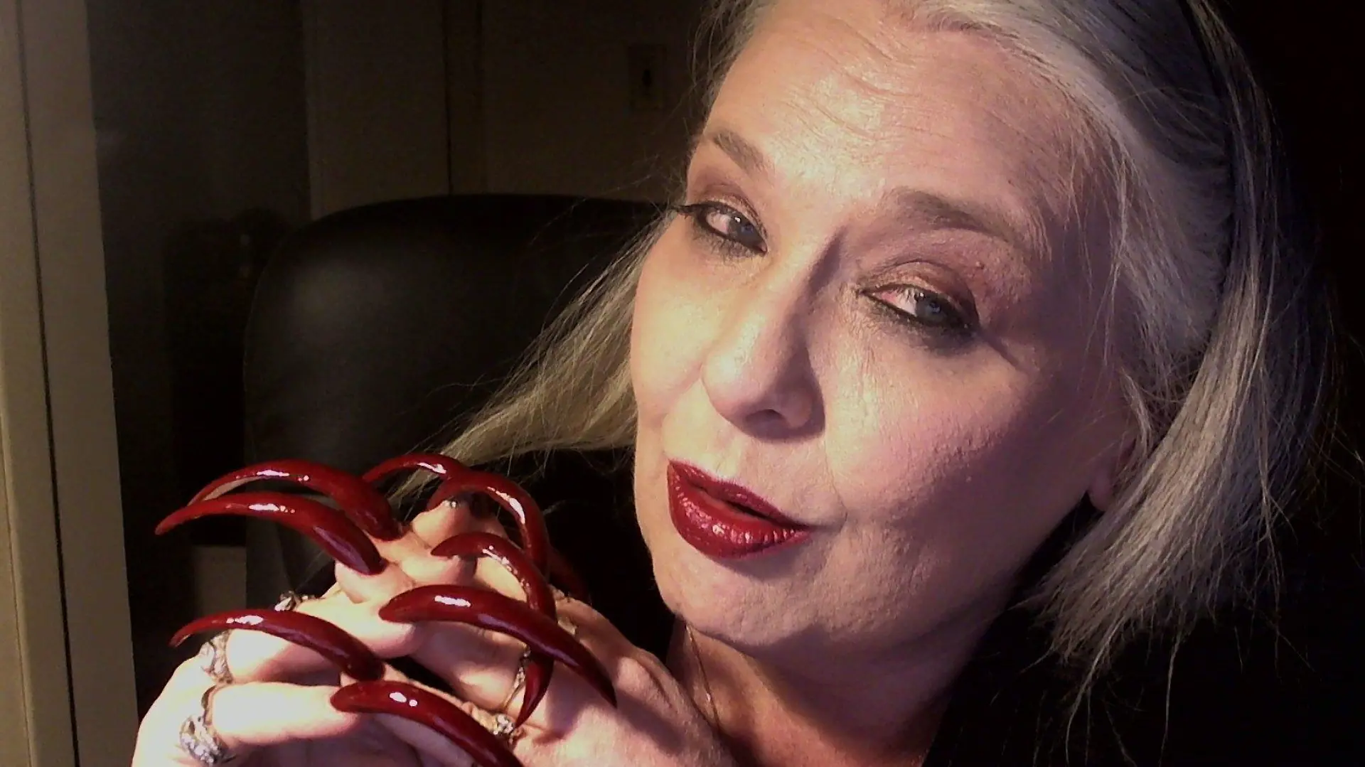 Arinda Weaver aus Columbus, Ohio, verdient Geld mit Fotos und Videos ihrer Finger- und Fußnägel.