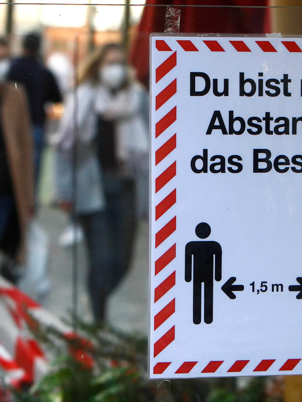  Schild mit Aufschrift Du bist mit Abstand das Beste und Piktogramm Mindestabstand 1,50 Meter vor einer Eisdiele mit Passanten in der Einkaufsstraße und Fußgängerzone Planken in der Innenstadt Mannheim, Baden Württemberg, Deutschland *** Sign saying You are by far the best and pictogram Minimum distance 1.50 metres in front of an ice cream parlour with passers-by in the shopping street and pedestrian zone Planken in the city centre of Mannheim, Baden Württemberg, Germany