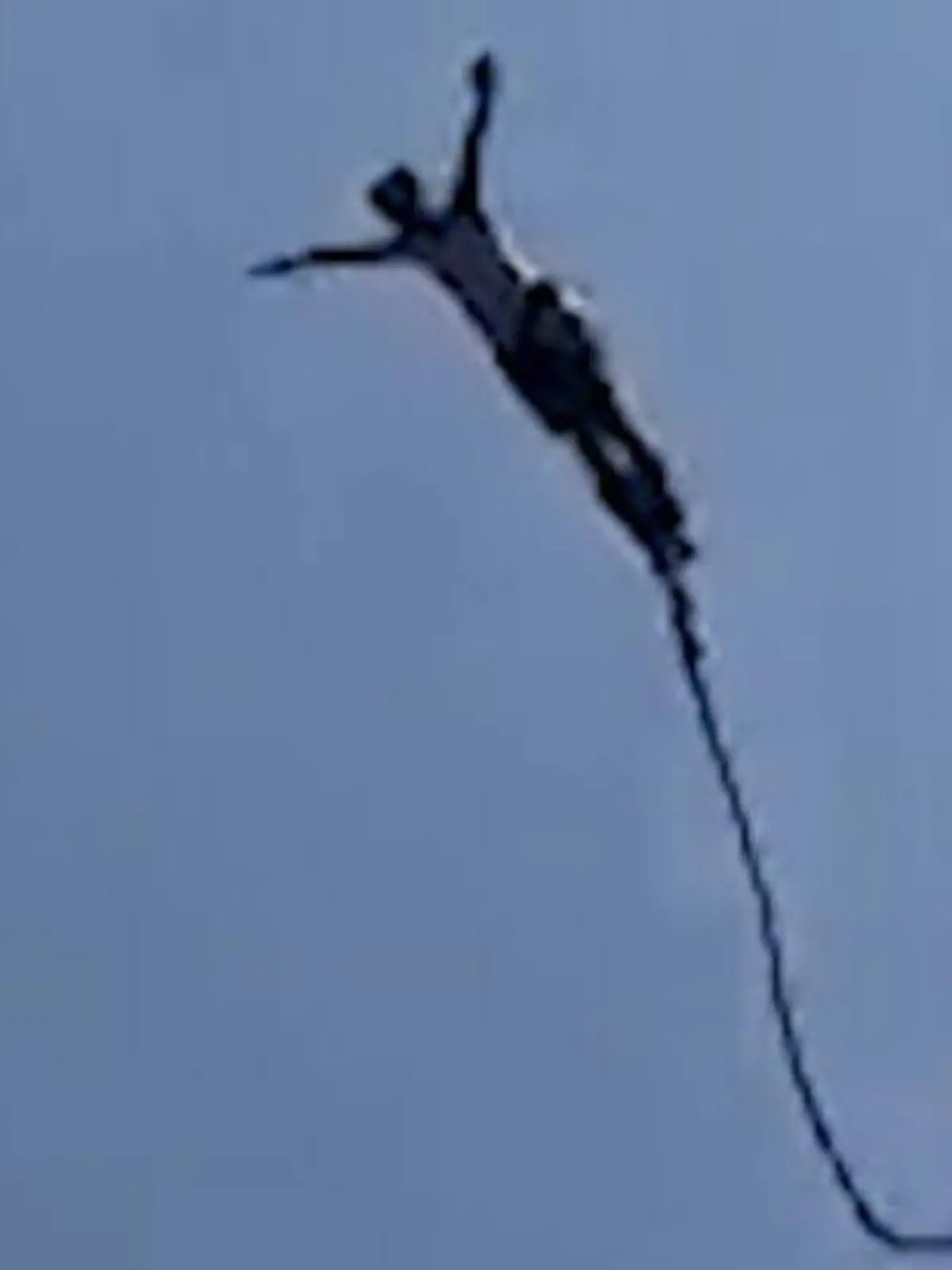 Es sollte nur ein kurzer Adrenalin-Kick werden - doch für Tourist Mike endete dieser Ausflug im Krankenhaus. Beim Bungee Jumping reißt sein Seil.