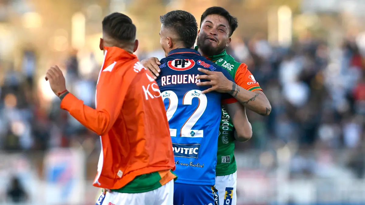 Futbol, Futbol, Cobresal vs Colo Colo. Fecha 9, campeonato Nacional 2023. El jugador de Cobresal Leandro Requena, centro, celebra con sus companeros su gol contra Colo Colo durante el partido de primera division disputado en el estadio El Cobre en El Salvador, Chile. 18/03/2023 Alejandro Pizarro Ubilla/Photosport Football, Futbol, Cobresal vs Colo Colo. 9nd turn, 2023 National Championship. Cobresals playerLeandro Requena, center, celebrates with teammates after scoring against Colo Colo during the first division match at the stadium El Cobre in El Salvador, Chile. 18/03/2023 Alejandro Pizarro Ubilla/Photosport Futbol, Cobresal vs Colo Colo, campeonato 2023