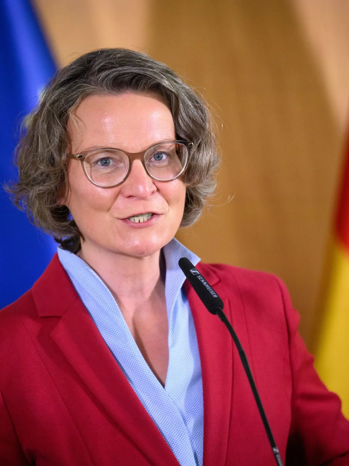 Bild zu: " Ina Scharrenbach hat Krebs "