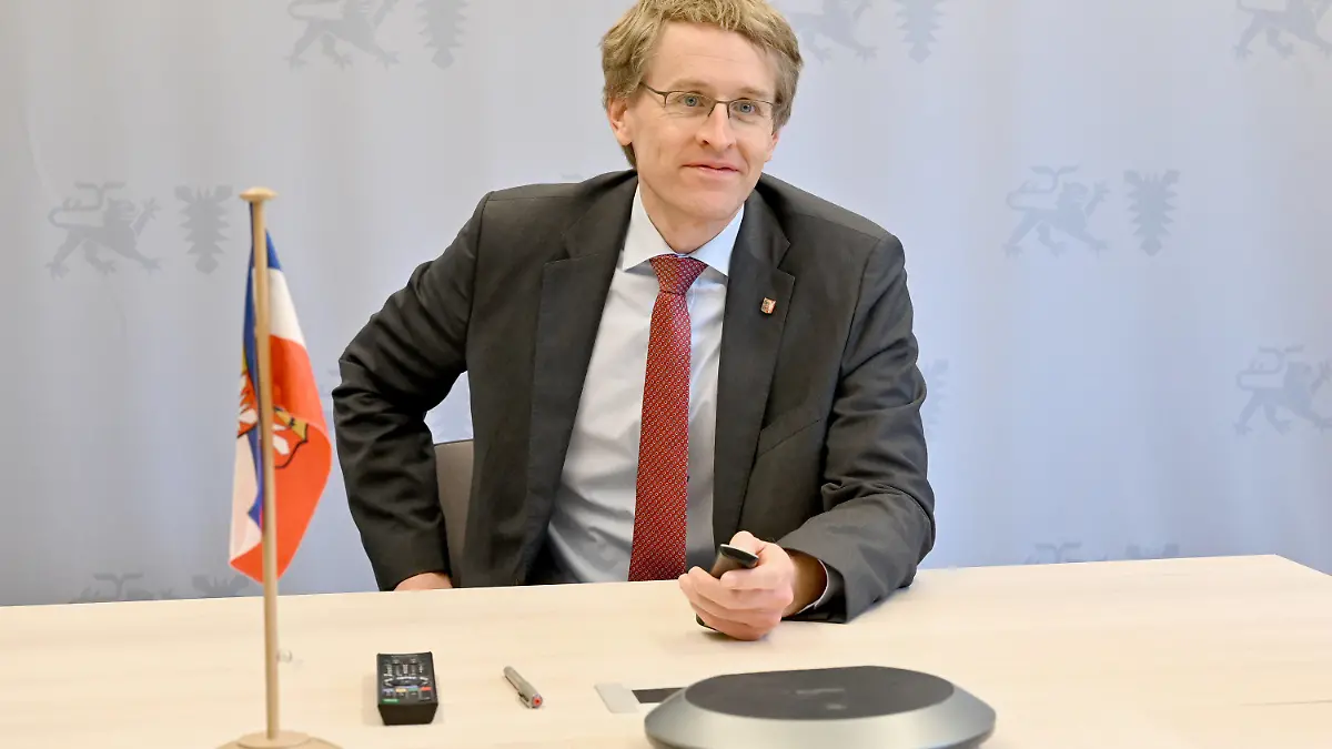 30.04.2020, Schleswig-Holstein, Kiel: Daniel Günther (CDU), Ministerpräsident von Schleswig-Holstein, sitzt in dem Raum von dem aus er an Videokonferenzen teilnimmt. Am Nachmittag wird er hier mit der Kanzlerin und den Länderchefs zum Thema Corona sprechen. Foto: Carsten Rehder/dpa +++ dpa-Bildfunk +++