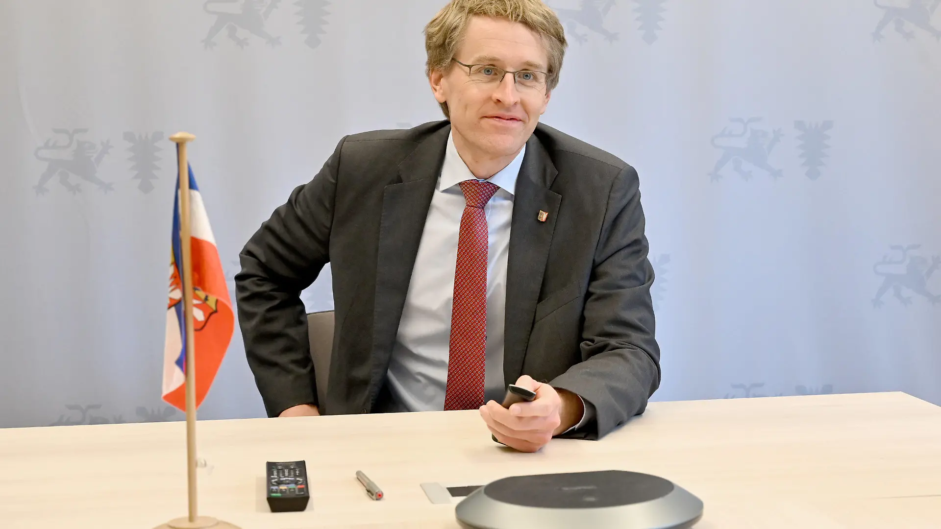 30.04.2020, Schleswig-Holstein, Kiel: Daniel Günther (CDU), Ministerpräsident von Schleswig-Holstein, sitzt in dem Raum von dem aus er an Videokonferenzen teilnimmt. Am Nachmittag wird er hier mit der Kanzlerin und den Länderchefs zum Thema Corona sprechen. Foto: Carsten Rehder/dpa +++ dpa-Bildfunk +++