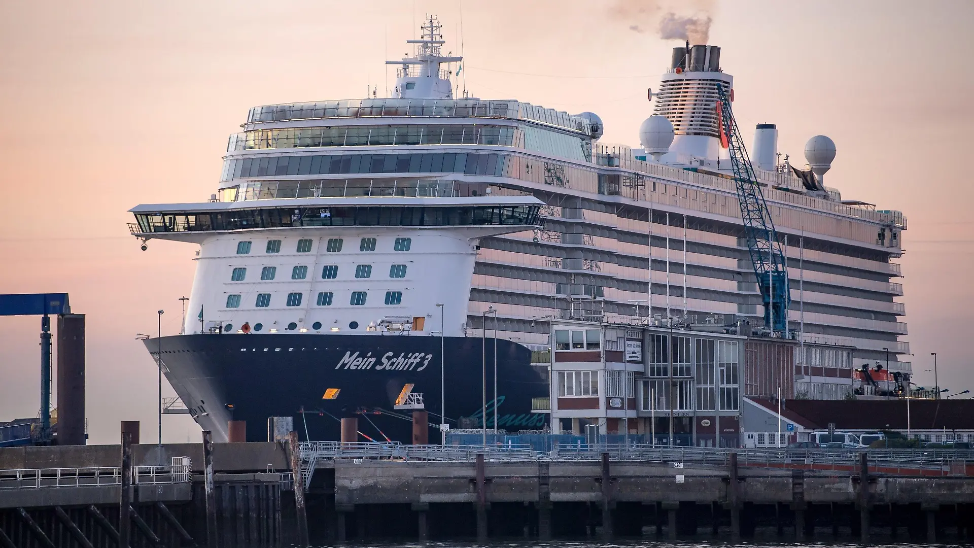 08.05.2020, Niedersachsen, Cuxhaven: Das Kreuzfahrtschiff «Mein Schiff 3» liegt am frühen Morgen im Hafen. Die mit dem Corona-Virus infizierten Besatzungsmitglieder des Kreuzfahrtschiffs «Mein Schiff 3» sind am 07.05.2020 auf die Quarantänestation eines Krankenhauses gebracht worden. Auch die negativ getestet Crewmitglieder können nun das Schiff verlassen. Foto: Sina Schuldt/dpa +++ dpa-Bildfunk +++