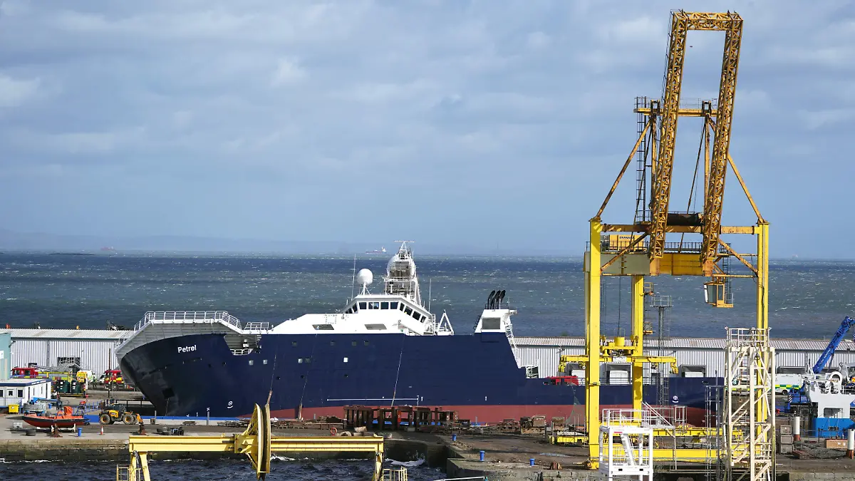 22.03.2023, Großbritannien, Leith: Rettungskräfte arbeiten am Imperial Dock, wo sich ein Schiff aus seiner Halterung gelöst hat, teilweise umgekippt ist und mehrere Personen verletzt hat. Starker Wind könnte zu dem Vorfall beigetragen haben, twitterte Gemeinderatsmitglied Adam McVey. Foto: Andrew Milligan/PA Wire/dpa +++ dpa-Bildfunk +++