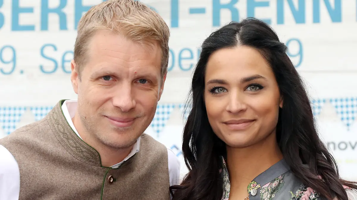 29.09.2019, Hannover, Niedersachsen, GER - Comedian Oliver Pocher mit seiner Verlobten Amira Aly. Aly, Amira Aly, aussen, Aussenaufnahme, deutsch, Deutschland, Europa, europaeisch, Hannover, Moderator, Niedersachsen, Oliver Pocher, Persoenlichkeit, Pocher, Portraet, Portrait, QF, Querformat, Westeuropa 190929D017HANNOVER.JPG *** 29 09 2019, Hanover, Lower Saxony, GER Comedian Oliver Pocher with his fiance Amira Aly Aly, Amira Aly, outside, outdoor shot, German, Germany, Europe, European, Hanover, presenter, Lower Saxony, Oliver Pocher, personality, Pocher, portrait, portrait, QF, landscape, Western Europe 190929D017HANNOVER JPG
