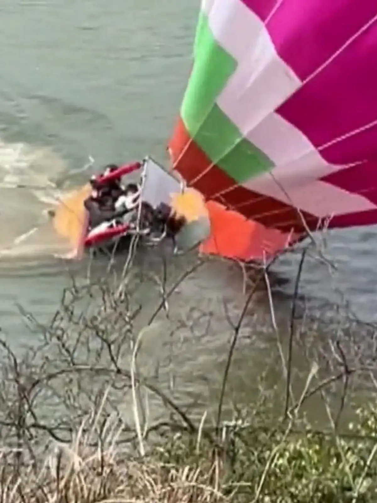 Diese Heißluftballon-Fahrt wird für sieben Touristen zum Horror! Der Pilot verliert in einer Höhe von 70 Metern plötzlich die Kontrolle über den Ballon. Mehrere Menschen sehen, wie der Heißluftballon in einen Stausee stürzt.