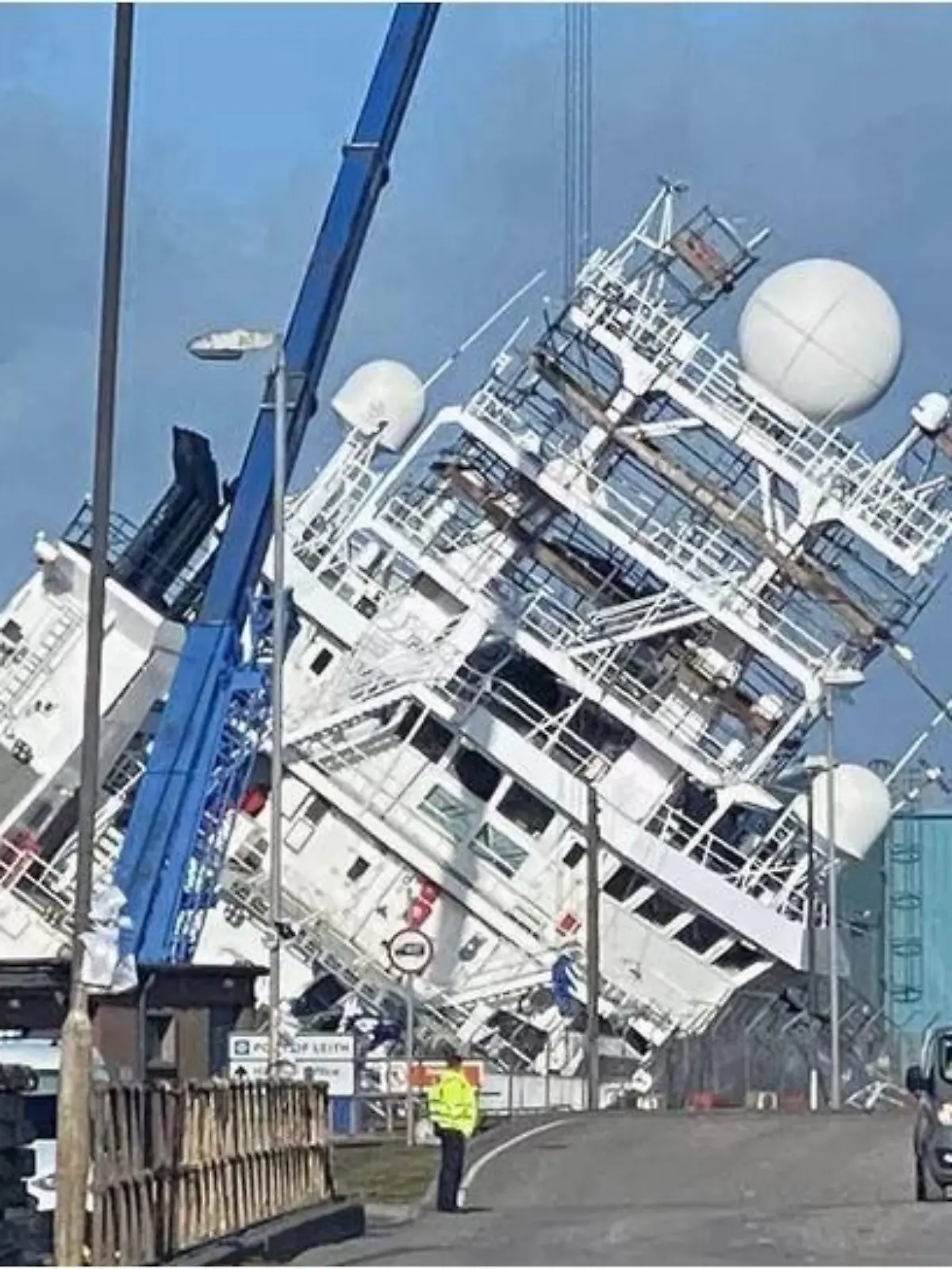 Heute Vormittag gerät das 76 Meter lange Schiff plötzlich in Schieflage. Dahinter könnte der starke Wind stecken.