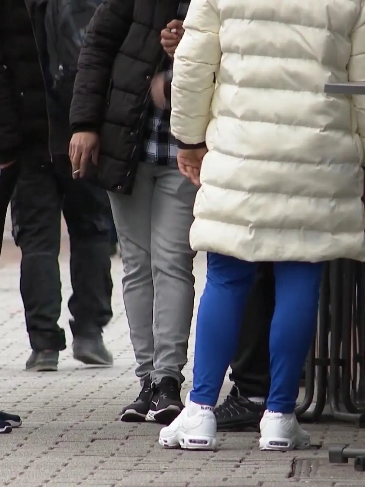 Sind Jugendliche angemessen gekleidet, wenn sie in Jogginghosen zum Unterricht kommen? Darüber wird an einer Schule in Wermelskirchen schon länger gestritten. Aber jetzt hat die Schule durchgegriffen: Mehrere Schüler mit Schlabberlook wurden zum Umziehen nach Hause geschickt.
