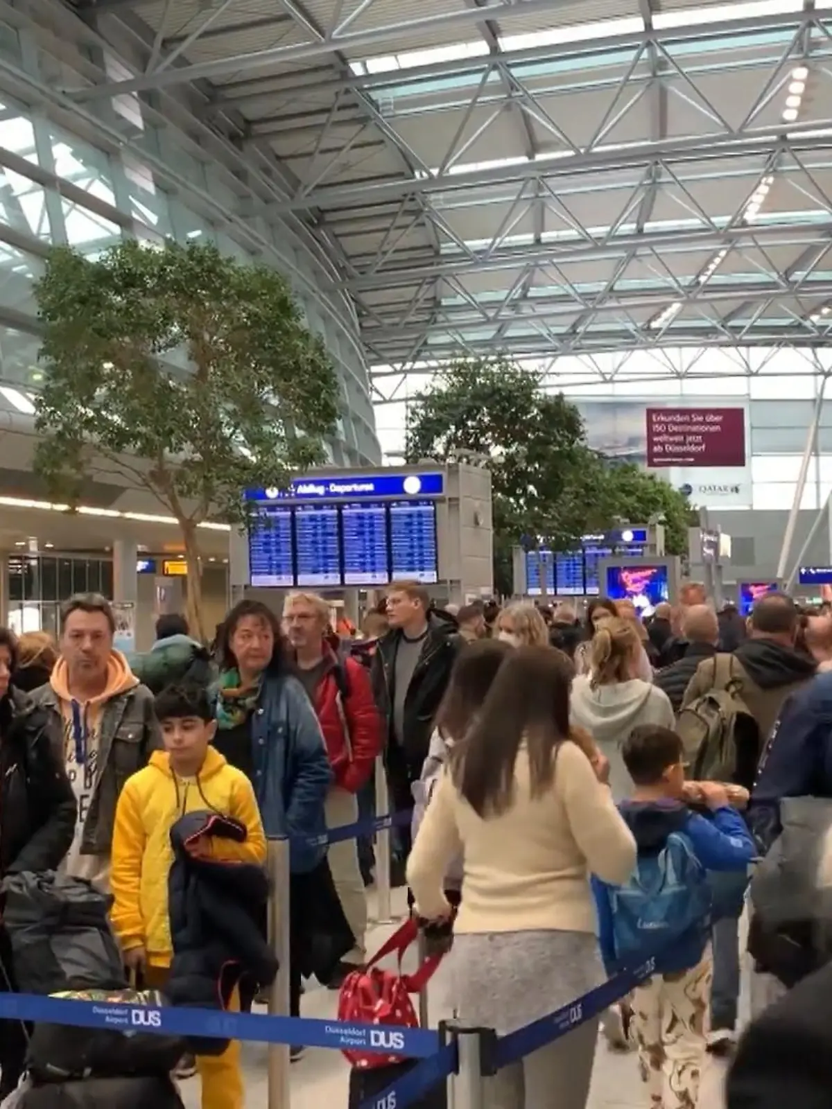 Millionen Pendler warten sehnsüchtig darauf: Das 49-Euro-Ticket soll am 1. Mai kommen. Soll... Denn noch sind einige Punkte ungeklärt. Klarheit könnte es ab heute geben. Denn in Aachen treffen sich die Verkehrsminister der Länder. Nicht nur das Deutschland-Ticket ist dort Thema, sondern auch das immer wieder kehrende Chaos an NRWs Flughäfen. Bis zu den Osterferien ist es nicht mehr lang.