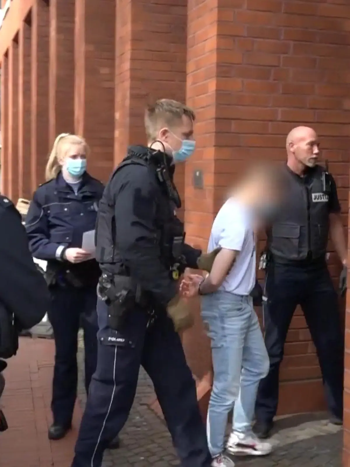 Der mutmaßliche Messerstecher aus Münster hat sich heute zusammen mit seinem Anwalt der Polizei gestellt. Er ist noch heute dem Haftrichter vorgeführt worden. Zeugenhinweise führten die Ermittler laut Polizei auf die Spur von Yevgeni A. Er wird verdächtigt, am vergangenen Wochenende auf dem Münsteraner Send einen 31-Jährigen mit einem Stich ins Herz getötet zu haben.