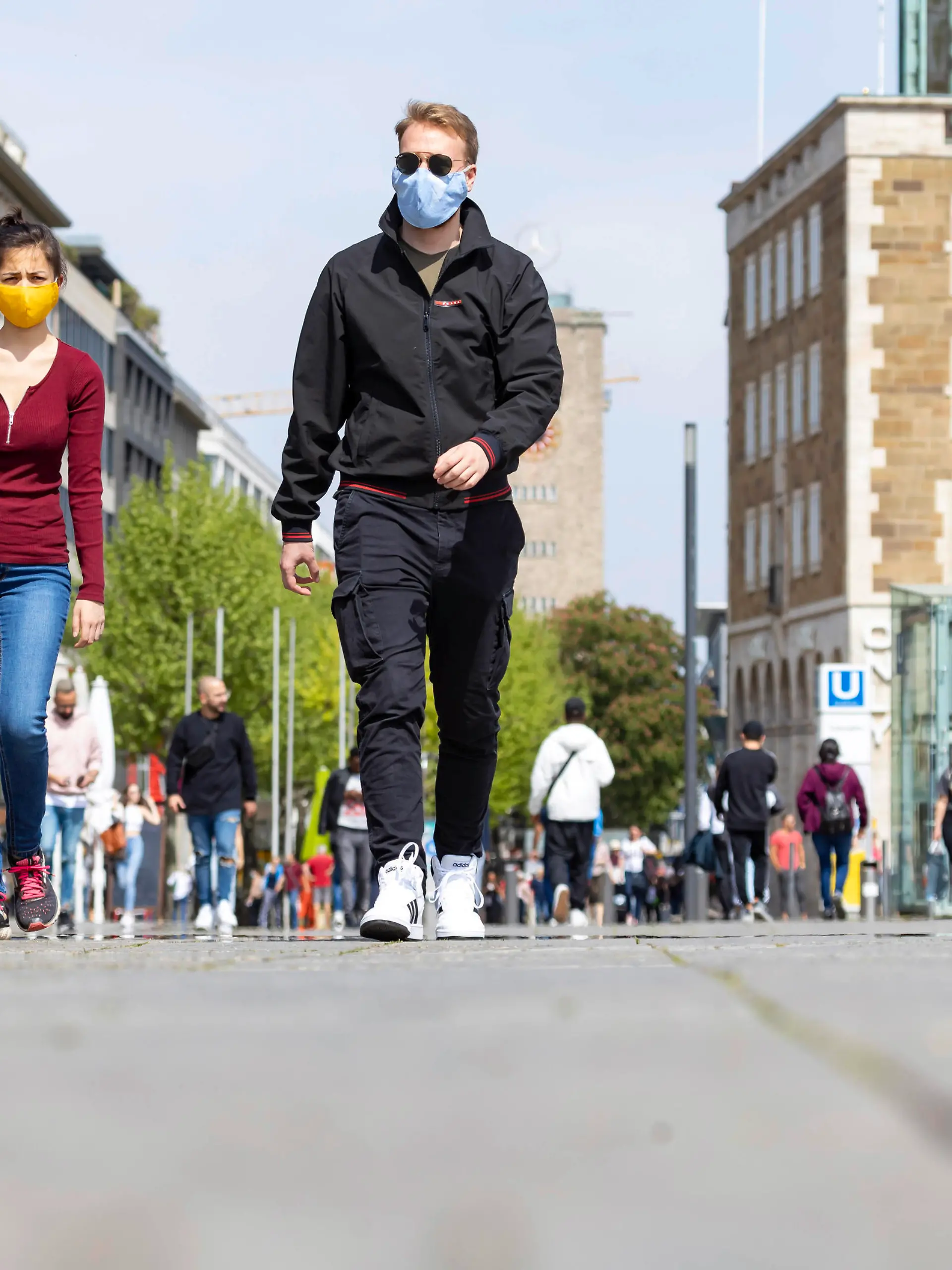 DEU, Deutschland, Baden-Württemberg, Stuttgart, 24.04.2020: Auswirkungen der Corona-Krise: Langsam fahrt das Leben in der Landeshauptstadt Stuttgart wieder hoch. Seit viele Geschäfte wieder geöffnet sind, werden die Straßen wieder voller. *** DEU, Germany, Baden Württemberg, Stuttgart, 24 04 2020 Effects of the corona crisis Life in the state capital Stuttgart is slowly picking up again Since many shops have reopened, the streets are once again full of people 