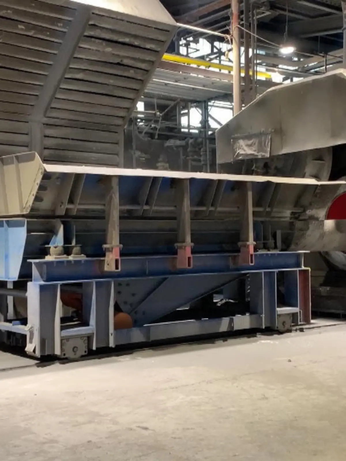Die Metallindustrie in NRW hat aktuell schwer zu kämpfen. Die Energiekosten explodieren. Und das Thema Klimaschutz muss umgesetzt werden. Einer der größten Aluminiumhersteller des Landes heizt seine Schmelzöfen jetzt mit einem umweltfreundlicherem Gas.