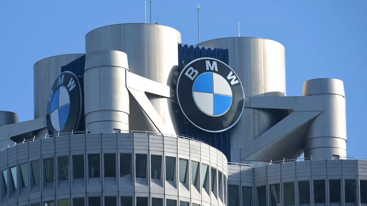 ARCHIV - 20.03.2019, Bayern, München: Das BMW-Logo auf dem Firmensitz des Automobilherstellers BMW vor Beginn der Bilanz-Pressekonferenz. (zu dpa: "BMW will Stellen streichen - Ausblick für Kernsparte gesenkt") Foto: Tobias Hase/dpa +++ dpa-Bildfunk +++