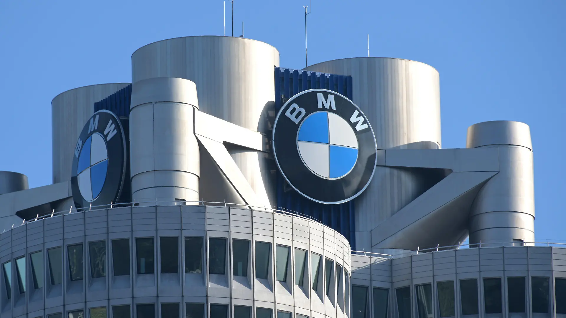 ARCHIV - 20.03.2019, Bayern, München: Das BMW-Logo auf dem Firmensitz des Automobilherstellers BMW vor Beginn der Bilanz-Pressekonferenz. (zu dpa: "BMW will Stellen streichen - Ausblick für Kernsparte gesenkt") Foto: Tobias Hase/dpa +++ dpa-Bildfunk +++