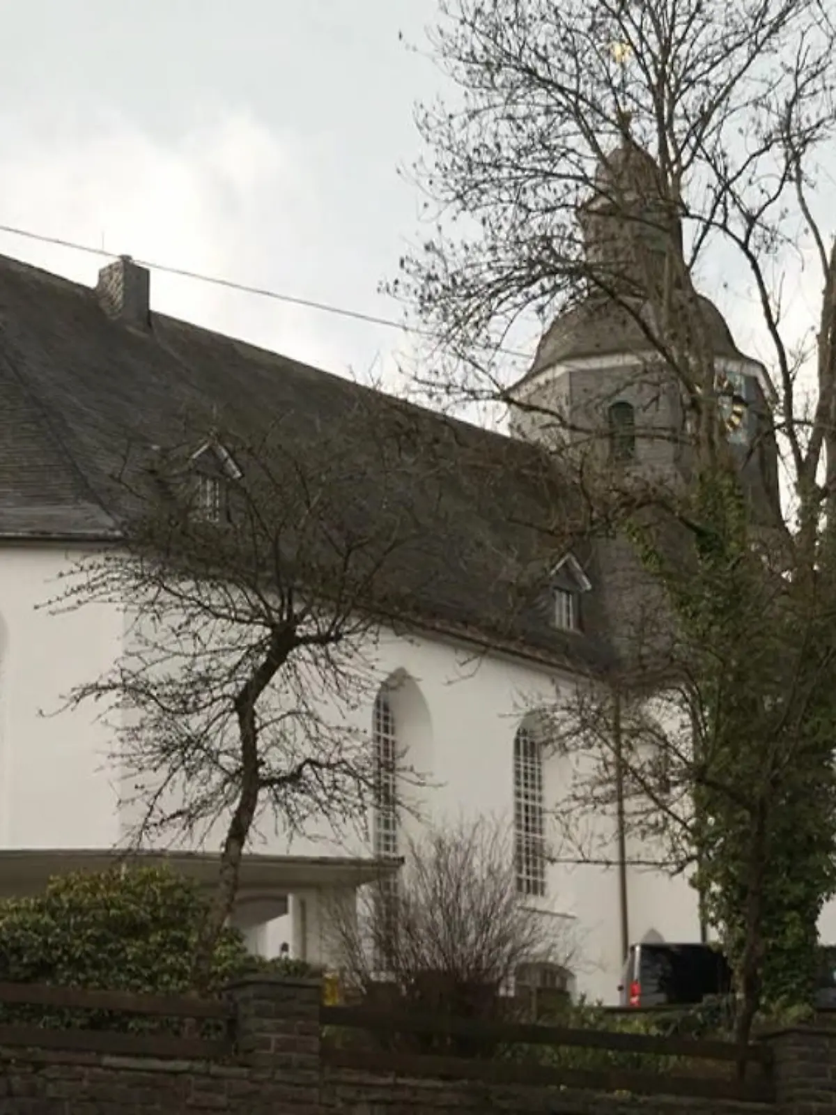 Die Tat ist mittlerweile elf Tage her. Die 12-jährige Luise wurde von Freundinnen ermordet. Noch immer steht NRW unter Schock. Heute findet in der evangelischen Kirche in Freudenberg die Trauerfeier statt - im engsten Kreis der Familie.