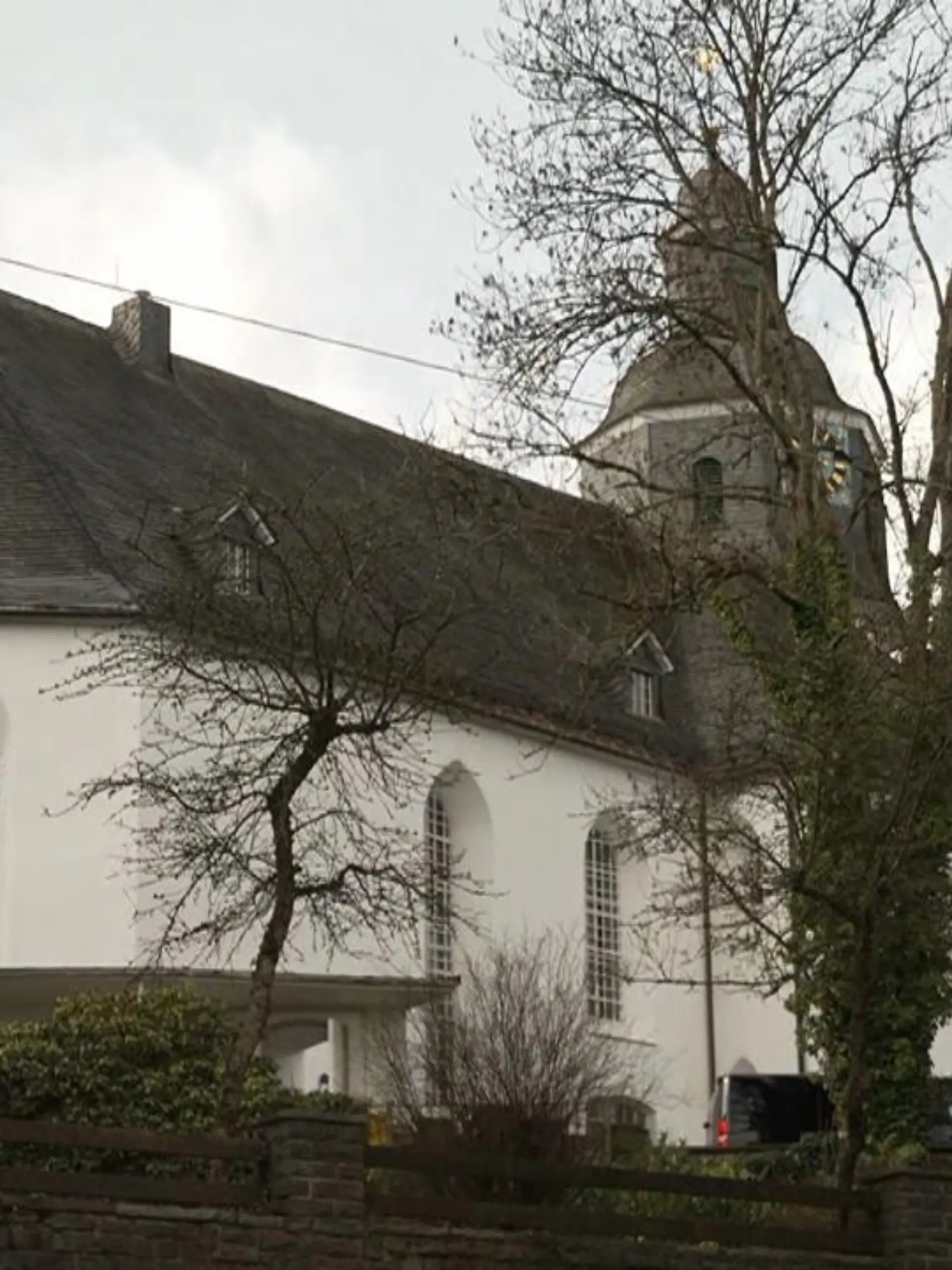 Die Tat ist mittlerweile elf Tage her. Die 12-jährige Luise wurde von Freundinnen ermordet. Noch immer steht NRW unter Schock. Heute findet in der evangelischen Kirche in Freudenberg die Trauerfeier statt - im engsten Kreis der Familie.