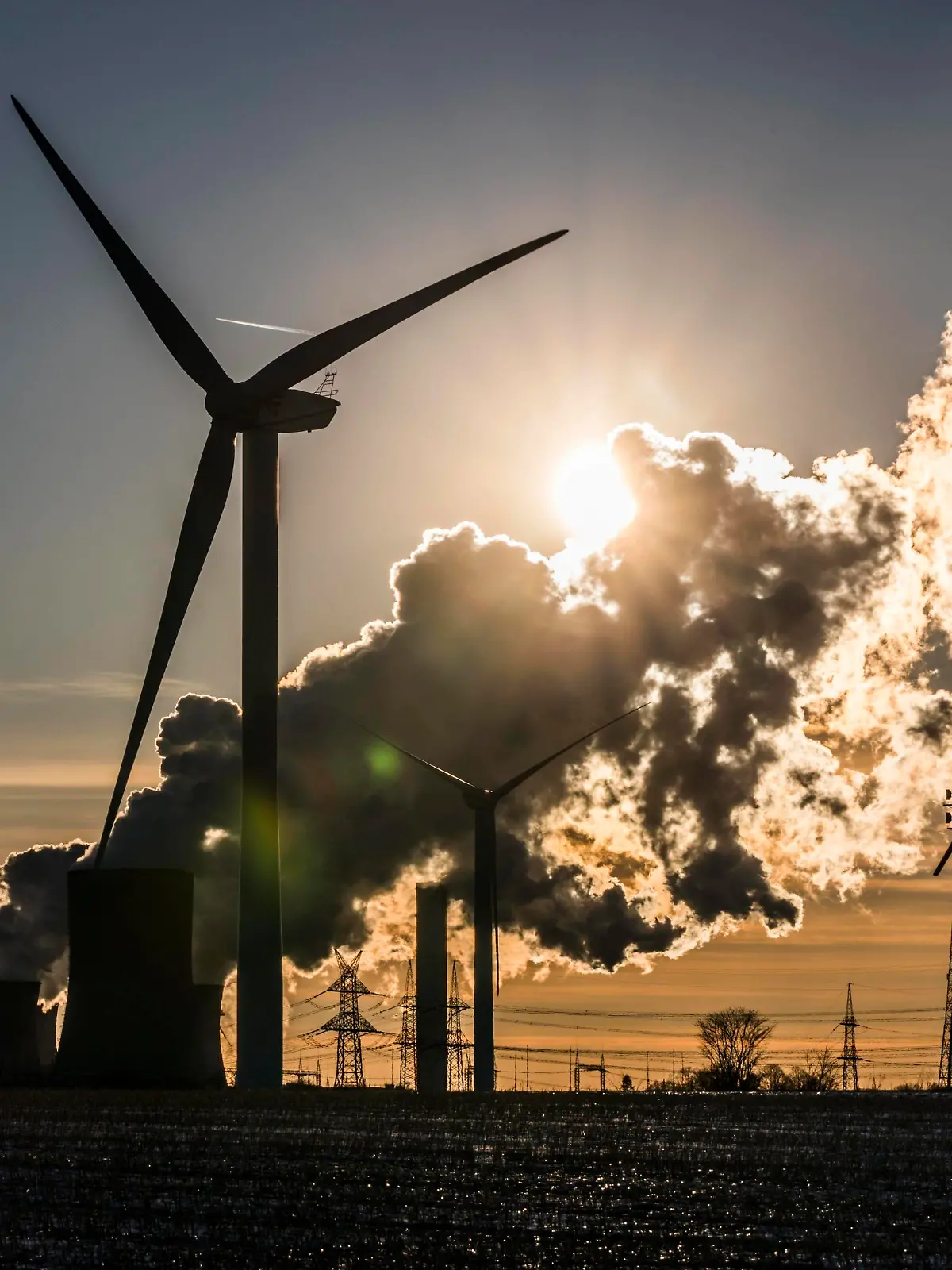 IMAGO Nature: Unsere Erde, Umweltverträgliche Herausforderungen des 21. Jahrhunderts, Co2 Windkrafträder und Kohlekraftwerk, Energiewende, erneuerbare und fossile Energie, Niederaußem, Nordrhein-Westfalen, Deutschland, Europa *** Wind turbines and coal-fired power plant, energy transition, renewable and fossil energy, Niederaussem, North Rhine-Westphalia, Germany, Europe Copyright: imageBROKER/JanxTepass ibxjte06728142.jpg Bitte beachten Sie die gesetzlichen Bestimmungen des deutschen Urheberrechtes hinsichtlich der Namensnennung des Fotografen im direkten Umfeld der Veröffentlichung!
